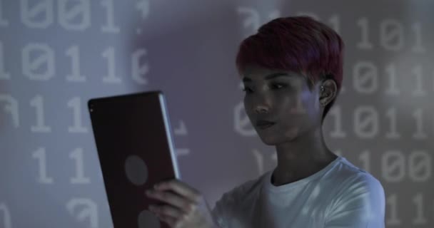 Retrato del programador de fluidos de género delante de la proyección de codificación — Vídeos de Stock