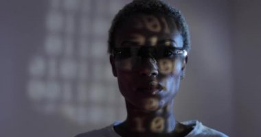 Afro Amerikan kadın programcı ile akıllı gözlük kodlama arıyorum