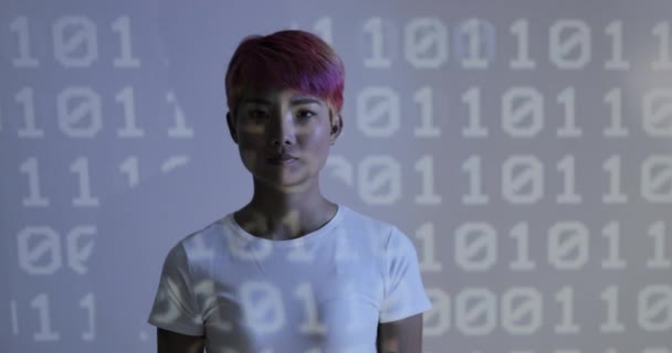 Retrato del programador de fluidos de género delante de la proyección de codificación — Vídeos de Stock