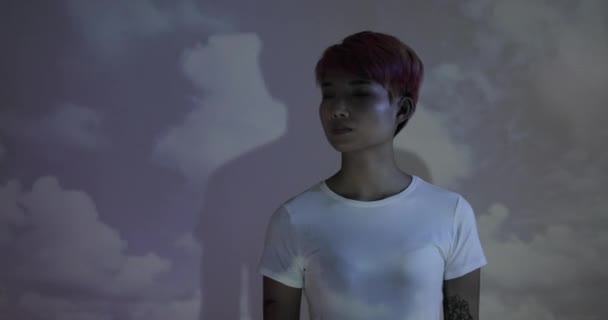 Retrato de una mujer protestante frente a la proyección de nubes — Vídeo de stock