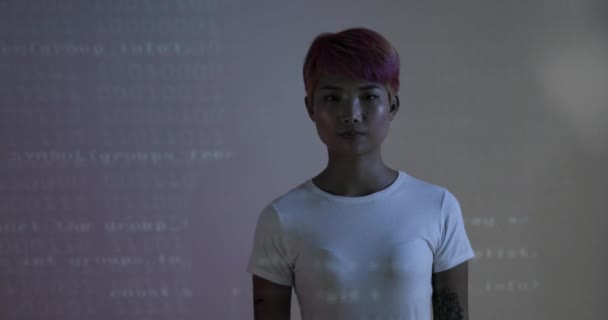 Portret Asian kobieta programisty przed kodowania projekcji — Wideo stockowe
