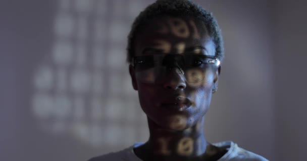 Αφρο αμερικανικό θηλυκό προγραμματιστής με έξυπνα γυαλιά βλέπουν κωδικοποίησης — Αρχείο Βίντεο