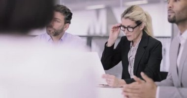 Bir toplantıda bir sözleşme yi tartışan şirket yöneticileri