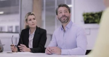 İspanyol işadamı kurumsal bir toplantı lider