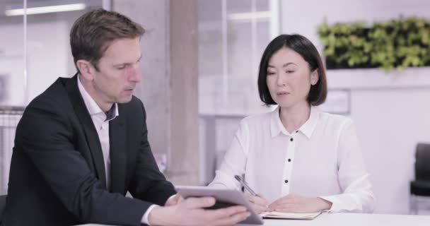 Corporate business meeting using a digital tablet — Stock Video