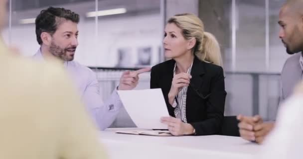 Företagsledare diskuterar ett avtal i ett möte — Stockvideo