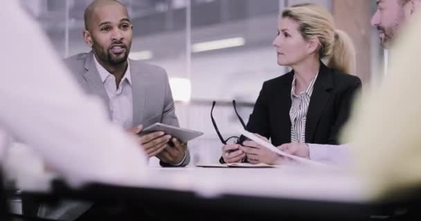 Афроамериканский бизнесмен проводит корпоративную встречу — стоковое видео