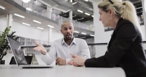 Un homme d'affaires afro-américain à la tête d'une réunion — Video