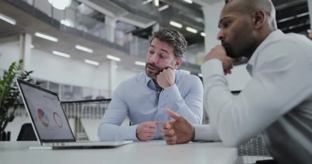 Manliga företagsledare i ett möte — Stockvideo