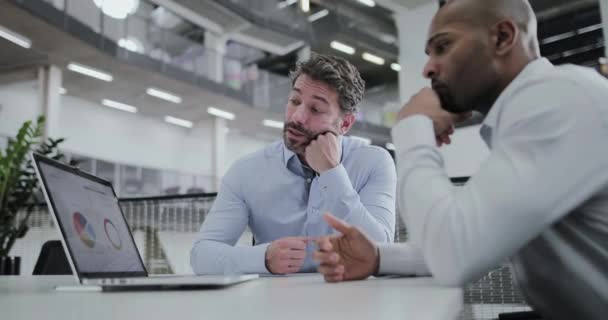 Mannelijke zaken managers tijdens een vergadering — Stockvideo