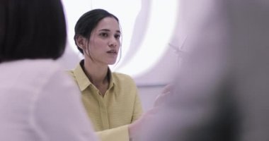 Kadın mühendis bir toplantıda rüzgar enerjitartışıyor