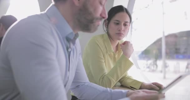 Chers collègues ayant une réunion d'affaires occasionnelle 