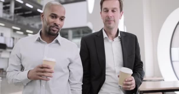 Collega's die aankomen voor een vergadering met koffie — Stockvideo