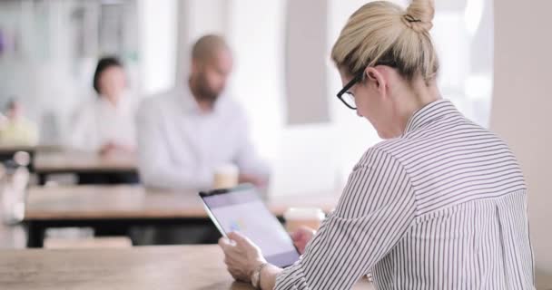 Femme d'affaires dans un café utilisant une tablette numérique — Video