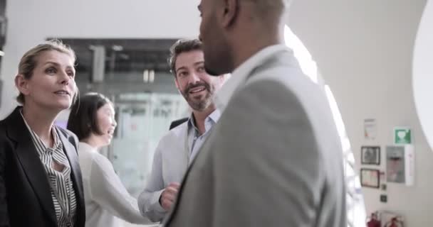 Reunión de ejecutivos de negocios en un evento de networking — Vídeos de Stock