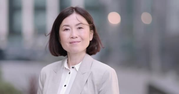 Portrait de femme d'affaires en ville — Video