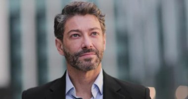 Şehirde İspanyol iş yöneticisi portresi