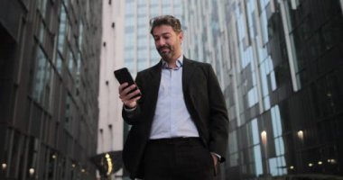işadamı smartphone kullanarak şehirde