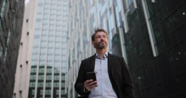 işadamı smartphone kullanarak şehirde