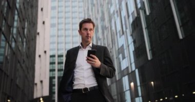 işadamı smartphone kullanarak şehirde
