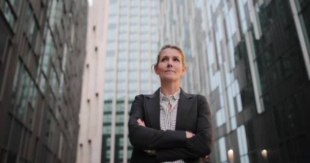 Retrato de mujer ejecutiva senior de negocios en la ciudad — Vídeos de Stock
