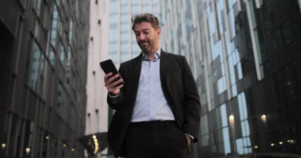 Homme d'affaires en ville en utilisant un smartphone — Video