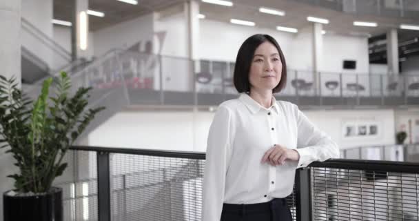 Japanse zakenvrouw denken in Corporate Office — Stockvideo