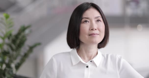 Retrato de empresária japonesa em escritório corporativo — Vídeo de Stock