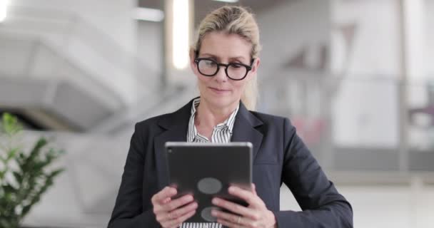 在公司办公室使用数字平板电脑的高级女性业务主管 — 图库视频影像
