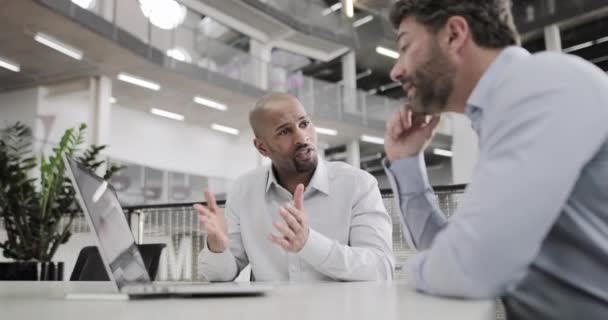 Férfi üzleti vezetők egy találkozón — Stock videók