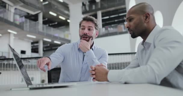 Mannelijke zaken managers tijdens een vergadering — Stockvideo