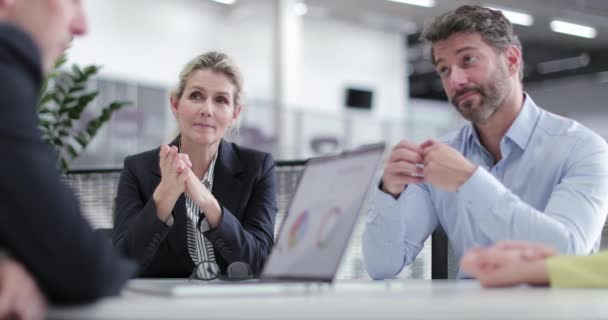 Führungskräfte von Unternehmen in einem Meeting — Stockvideo