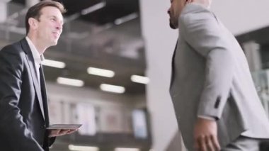 Kurumsal ofis toplantısında iş arkadaşları