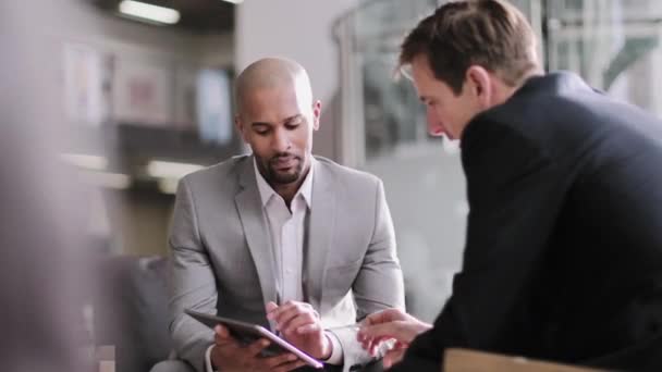 Hombre de negocios afroamericano en una reunión corporativa — Vídeos de Stock