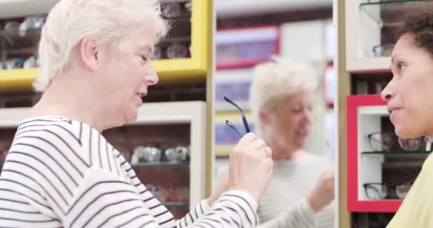 Optician que aconselha o cliente em óculos — Vídeo de Stock