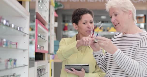 Gafas de pedido de clientes en ópticos — Vídeo de stock