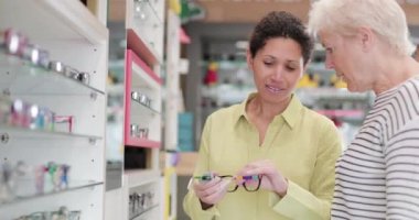 Gözlük konusunda gözlükçü tavsiye müşteri