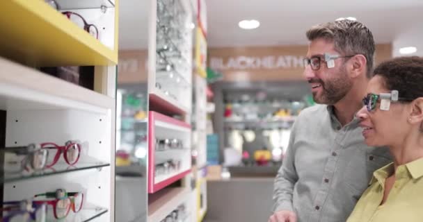 Paar proberen frames bij de opticien — Stockvideo