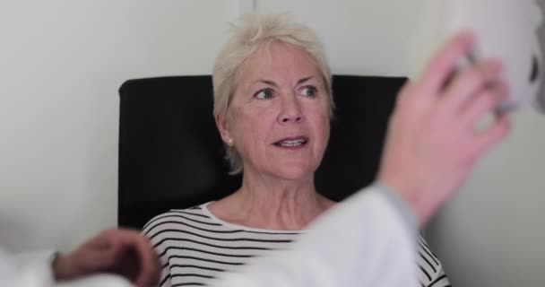 Mujer mayor que se hace una prueba ocular — Vídeo de stock