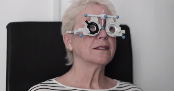 Senior mulher fazendo um teste ocular — Vídeo de Stock