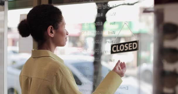 Propietario de tienda cierre para negocios — Vídeos de Stock