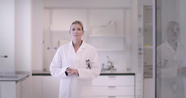 Porträtt av en mogen kvinnlig vetenskapsman — Stockvideo