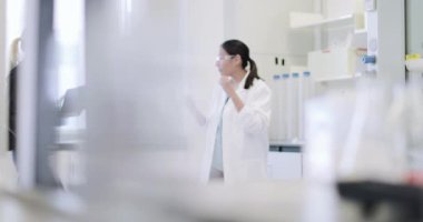 Bilim adamı ilaç satış temsilcisi ile bir toplantıda