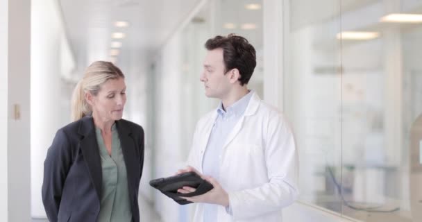 Sanitäter und Berater bei einer Besprechung im Krankenhaus — Stockvideo