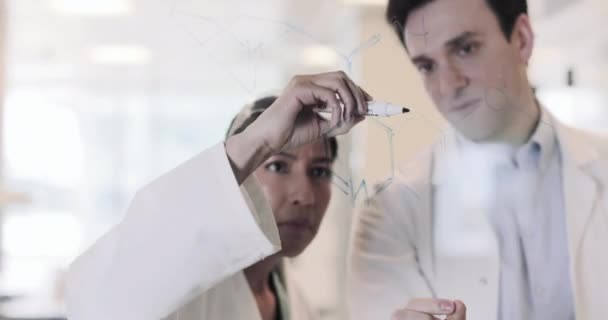 Cientistas desenhando fórmula científica em vidro — Vídeo de Stock