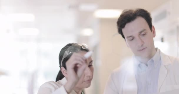 Scientifiques dessin formule de la science sur verre 