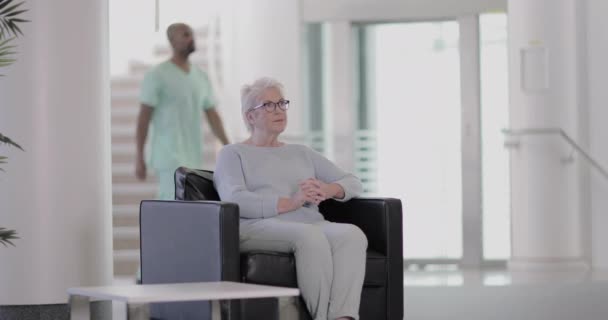 Nurse greeting patient in a waiting room — Stock Video