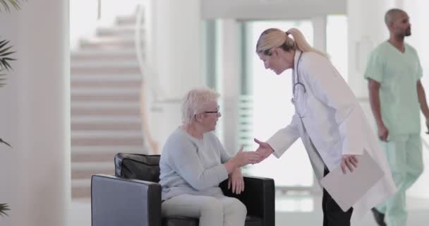 Лікар вітає пацієнта в залі очікування — стокове відео