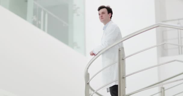 Чоловік Доктор в лікарні дивиться мислення — стокове відео