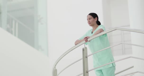 Medico femminile in ospedale guardando fuori pensando — Video Stock